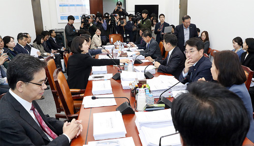 ▲ 12일 서울 여의도 국회에서 열린 교육위원회 제2차 법안심사소위원회가 민주당 박용진 의원의 참석과 기자들의 큰 관심속에 열리고 있다. <사진제공=뉴시스>