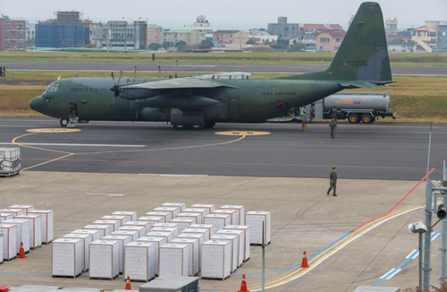 ▲ 11일 오후 제주국제공항에 북측으로 보낼 제주산 감귤이 흰 박스에 담겨 쌓여 있다. 이날 평양으로 보내는 귤은 지난 9월 평양정상회담 때 북측이 송이버섯 2t을 선물한 데 대한 감사의 표시로 남측이 답례하는 것이다. 정부는 12일까지 귤을 전부 수송할 계획이다. <사진제공=뉴시스>