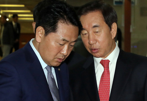 ▲ 김성태 자유한국당 원내대표와 김관영 바른미래당 원내대표가 13일 오전 서울 영등포구 여의도 국회 정론관에서 기자회견을 하기 전 기자회견 내용에 대해서 의견을 나누고 있다. <사진제공=뉴시스>