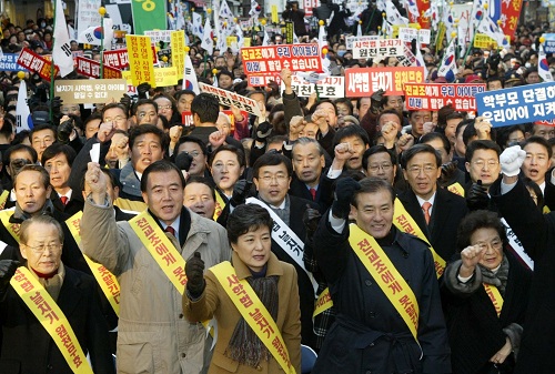 ▲ 지난 2005년 당시 한나라당 박근혜 대표 등 당 지도부가 대전에서 열린 사학법 원천무효 및 우리아이지키기 범국민대회집회에서 여당의 사학법 개정을 규탄하는 구호를 외치고 있는 모습. <사진제공=뉴시스>