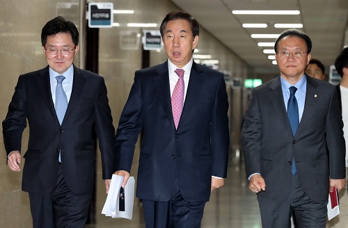 ▲ 16일 오후 서울 영등포구 여의도 국회에서 열린 자유한국당 원내대책회의에 김성태 원내대표, 김용태 사무총장, 윤재옥 원내수석부대표가 참석하고 있다. <사진제공=뉴시스>