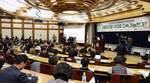 ▲ 14일 오전 서울 영등포구 여의도 국회 의원회관에서 열린 한국유치원총연합회 정책토론회 '사립유치원 이대로 지속가능한가' 토론회에 이덕선 한유총 비대위원장이 인사말을 하고 있다. <사진제공=뉴시스>