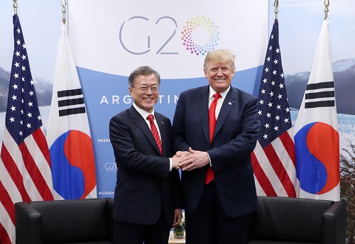 ▲ 문재인 대통령이 30일(현지시간) 부에노스아이레스 코스타 살게로 센터 G20 양자정상회담 접견실에서 도널드 트럼프 미국 대통령과 정상회담에 앞서 악수하고 있다. <사진제공=뉴시스>