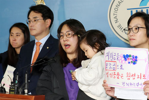 ▲ 더불어민주당 박용진 의원이 5일 서울 여의도 국회 정론관에서 민주사회를 위한변호사모임, 정치하는엄마들 및 시민단체들과 박용진3법 관련 기자회견을 하면서 아이를 가진 엄마의 발언을 듣고 있다. <사진제공=뉴시스>