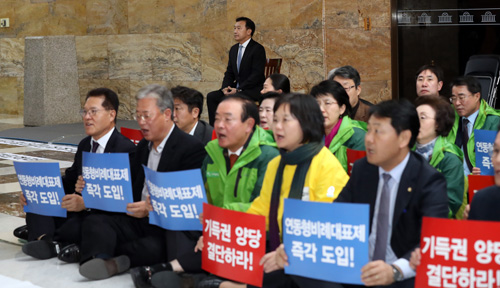 ▲ 손학규 바른미래당 대표가 6일 오후 서울 영등포구 여의도 국회에서 거대 양당인 민주당과 한국당이 선거제 개편 수용 없이 2019년 예산안을 잠정 합의한 것에 반발해 단식농성에 돌입, 국회 본회의장 앞에 의자를 놓고 앉아 거대 양당의 연동형 비례대표제 수용을 촉구하는 야 3당(바른미래당, 민주평화당, 정의당)의 집회를 보고 있다. <사진제공=뉴시스>