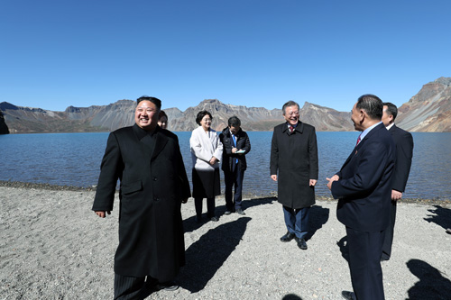 ▲ 문재인 대통령과 부인 김정숙 여사가 지난9월20일 오전 김정은 국무위원장 내외와 백두산 천지를 산책하며 대화를 나누고 있다. <사진=평양사진공동취재단>