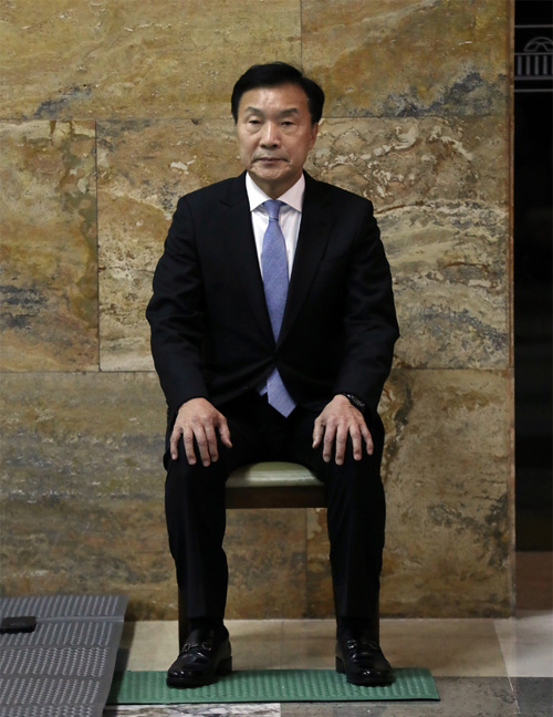 ▲ 손학규 바른미래당 대표가 6일 오후 서울 영등포구 여의도 국회에서 거대 양당인 민주당과 한국당이 선거제 개편 수용 없이 2019년 예산안을 잠정 합의한 것에 반발해 단식농성에 돌입, 국회 본회의장 앞에 의자를 놓고 앉아 있다. <사진제공=뉴시스>