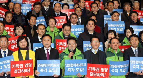 ▲ 7일 오전 서울 영등포구 여의도 국회 본청 로텐더홀 계단에서 열린 야3당(바른미래당, 민주평화당, 정의당)의 거대양당 야합 규탄대회에서 정동영 민주평화당 대표가 발언하고 있다. <사진제공=뉴시스>