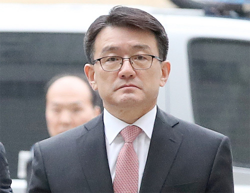 ▲ 세월호 참사 유족을 불법 사찰한 혐의를 받는 이재수 전 기무사령관이 3일 오전 서울 서초구 서울중앙지법에서 열린 영장실질심사(구속 전 피의자 심문)에 출석하고 있다. <사진제공=뉴시스>