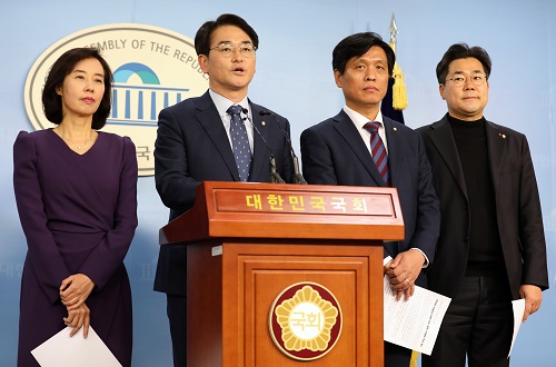 ▲ 더불어민주당 박용진 의원을 비롯한 교육위원회 의원들이 10일 오후 서울 여의도 국회 정론관에서 열린 '더불어민주당 국회 교육위원회 위원 기자회견'에서 자유한국당에 유치원 3법 통과 협조를 촉구하고 있다. 왼쪽부터 박경미, 박용진, 조승래, 박찬대 의원. <사진제공=뉴시스>