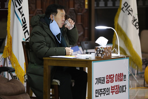 ▲ 바른미래당 손학규 대표가 11일 오전 서울 여의도 국회 본청 로텐더홀에서 더불어민주당과 자유한국당이 선거제 개편 수용 없이 2019년 예산안을 합의한 것에 반발해 6일째 단식을 이어가고 있다. <사진제공=뉴시스>