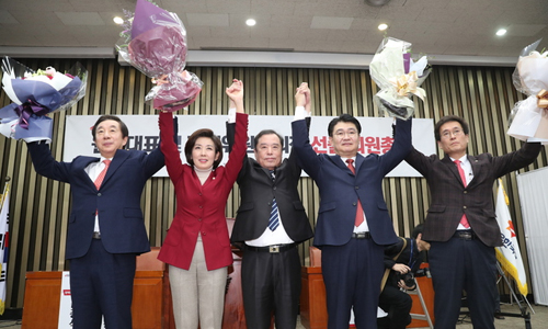 ▲ 11일 오후 서울 여의도 국회에서 열린 자유한국당 원내대표 및 정책위의장 선출을 위한 의원총회에서 당선된 나경원 원내대표와 정용기 정책위의장이 기념촬영을 하고 있다. 왼쪽부터 김성태 전 원내대표, 나 원내대표, 김병준 비대위원장, 정용기 정책위의장, 함진규 전 정책위의장. <사진제공=뉴시스>