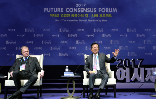 ▲ 2017년 11월26일 홍석현 재단법인 한반도평화만들기 이사장이 인천 파라다이스시티호텔에서 '미래로 연결된 동북아의 길: 나비 프로젝트'를 주제로 열린 '2017 여시재 포럼'에서 '인류의 새로운 길과 동북아 협력 : 국가를 넘어선 협력의 확산, 기술과 지식의 진보는 어떠한 미래를 가져올 것인가'에 대해 발표하고 있다.<사진제공=뉴시스>