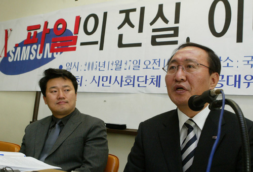 ▲ 2005년 12월27일 국회헌정기념관에서 열린 ‘X파일의 진실, 이대로 묻히나’ 토론회에 참석한 노회찬 당시 민주노동당 의원과 이상호 MBC 기자의 모습. <사진제공=뉴시스>