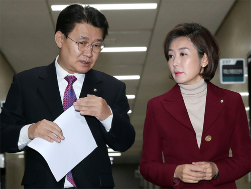 ▲ 13일 오전 서울 영등포구 여의도 국회에서 열린 자유한국당 비상대책위원회의에 나경원 원내대표와 정용기 정책위의장이 참석하고 있다. <사진제공=뉴시스>