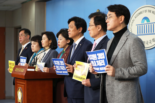 ▲ 더불어민주당 어린이집·유치원 공공성 강화 특별위원회 위원들이 13일 오전 서울 여의도 국회 정론관에서 '어린이집·유치원 공공성 강화 관련 기자회견'을 하고 있다.  좌로부터 맹성규‧정춘숙·박경미·남인순·조승래·신경민·박용진 의원. <사진제공=뉴시스>