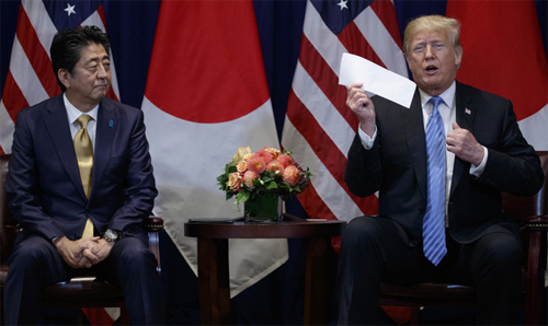 ▲ 지난 9월26일(현지시간) 도널드 트럼프 미국 대통령이 롯테뉴욕팰리스 호텔에서 아베 신조 일본 총리와 회담 중 양복 주머니에서 김정은 북한 국무위원장으로부터 받은 편지를 꺼내 보여주고 있다. <사진=뉴시스>