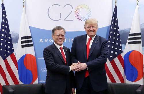 ▲ 문재인 대통령이 지난 11월30일(현지시간) 부에노스아이레스 코스타 살게로 센터 G20 양자정상회담 접견실에서 도널드 트럼프 미국 대통령과 정상회담에 앞서 악수하고 있다. <사진제공=뉴시스>