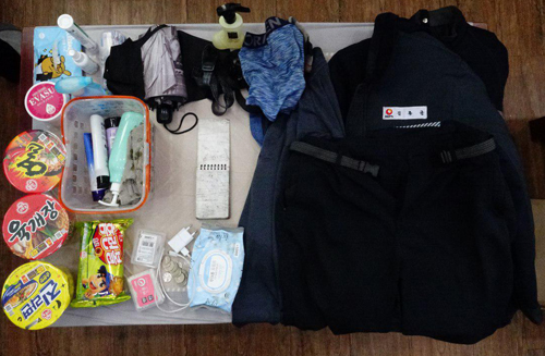 ▲ 충남 태안화력발전소에서 작업 도중 숨진 김용균씨의 유품. 김씨가 끼니를 대신한 컵라면과 과자 등이 15일 발견됐다. <사진제공=민주노총, 뉴시스>