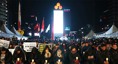 ▲ 15일 오후 서울 종로구 광화문 광장에서 열린 '태안화력발전 고 김용균 촛불추모제'에 많은 시민들이 촛불을 들고 참석하고 있다. <사진제공=뉴시스>