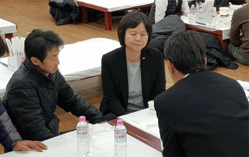 ▲ 정의당 이정미 대표가 15일 오후 충남 태안의료원에 마련된 태안화력 비정규직 노동자 고 김용균 씨 빈소를 방문해 유족들을 위로하고 있다. <사진출처=이정미 정의당 대표 페이스북>