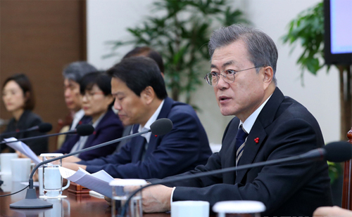 ▲ 문재인 대통령은 17일 청와대 여민관에서 열린 수석보좌관회의에서 한국서부발전 태안화력발전소에서 작업 중 숨진 김용균씨에게 깊은 애도의 뜻을 표하며 철저한 실태 파악과 재발 방지책 마련을 지시했다. <사진제공=뉴시스>