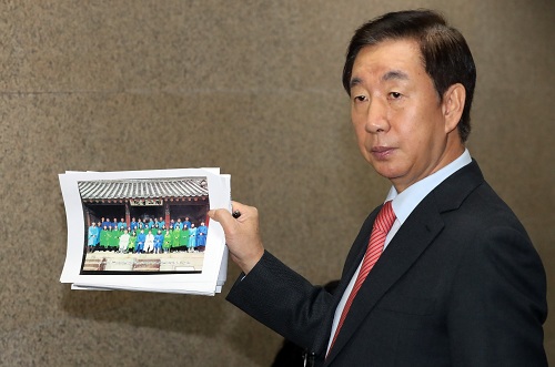 ▲ 자유한국당 김성태 전 원내대표가 20일 오전 서울 영등포구 여의도 국회 본청에서 자녀 취업특혜의혹과 관련 보도에 대해 "명백한 허위사실"이라며 해명 기자회견을 하고 있다. <사진제공=뉴시스>