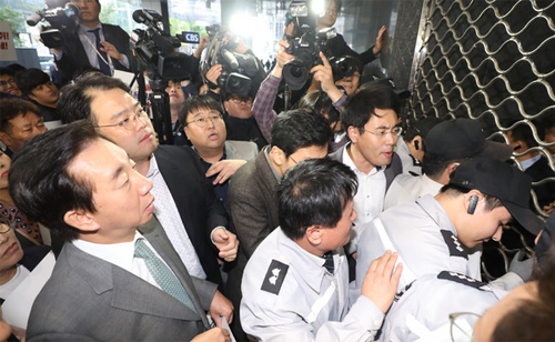 ▲ 지난 10월18일 김성태 당시 자유한국당 원내대표 등 당 관계자들이 채용비리 관련 서울시 규탄 기자회견을 하기 위해 서울 시청으로 진입을 시도하고 있다. <사진제공=뉴시스>