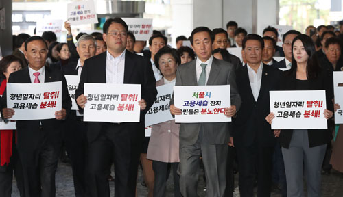 ▲ 지난 10월18일 김성태 당시 자유한국당 원내대표 등 당 관계자들이 채용비리 관련 서울시 규탄 기자회견을 하기 위해 서울 시청으로 진입을 시도하고 있다. <사진제공=뉴시스>