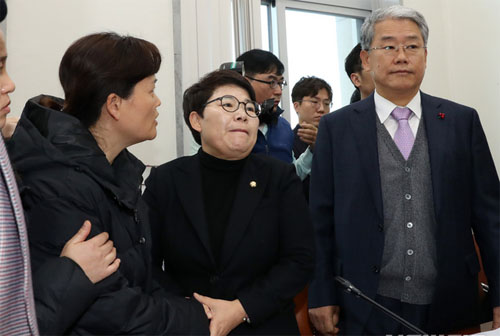▲ 24일 오전 서울 영등포구 여의도 국회에서 열린 환경노동위원회 환경노동위원회 고용노동소위원회에 충남 태안화력발전소에서 운송설비 점검을 하다가 사고로 숨진 협력업체 비정규직 김용균씨의 어머니 김미숙 씨가 찾아와 자유한국당 임이자 소위원장에게 정규직과 비정규직의 차별없는 사회를 만들어 달라며 부탁하고 있다. <사진제공=뉴시스>