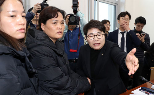 ▲ 24일 오전 서울 영등포구 여의도 국회에서 열린 환경노동위원회 환경노동위원회 고용노동소위원회에 충남 태안화력발전소에서 운송설비 점검을 하다가 사고로 숨진 협력업체 비정규직 김용균씨의 어머니 김미숙 씨가 찾아와 자유한국당 임이자 소위원장에게 정규직과 비정규직의 차별없는 사회를 만들어 달라며 부탁하고 있다. <사진제공=뉴시스>