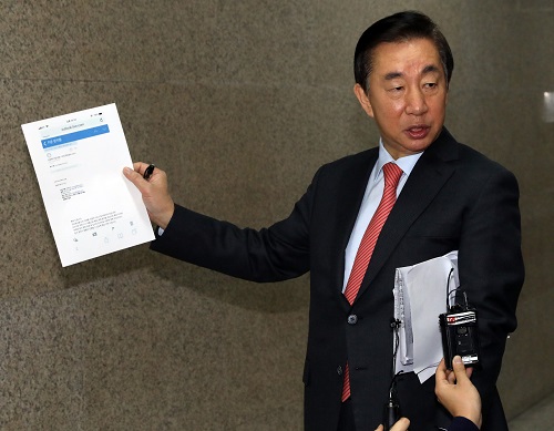 ▲ 자유한국당 김성태 전 원내대표가 20일 오전 서울 영등포구 여의도 국회 본청에서 자녀 취업특혜의혹과 관련 보도에 대해 "명백한 허위사실"이라며 해명 기자회견을 하고 있다. <사진제공=뉴시스>