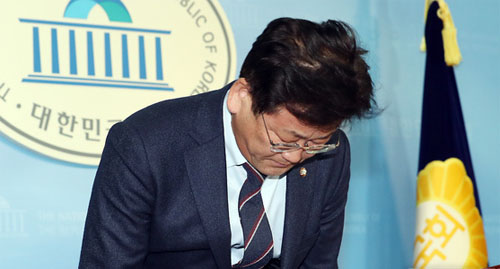 ▲ '공항 갑질' 논란에 휩싸인 더불어민주당 김정호 의원이 25일 서울 여의도 국회 정론관에서 사과 기자회견을 갖고 "당사자에게 전화해 '잘못했다'고 사과했다"며 고개를 숙이고 있다. <사진제공=뉴시스>