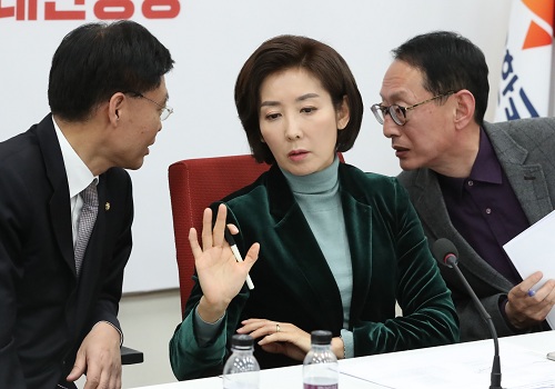 ▲ 최교일(왼쪽) 의원, 김도읍 의원과 대화를 나누고 있는 자유한국당 나경원 원내대표. <사진제공=뉴시스>