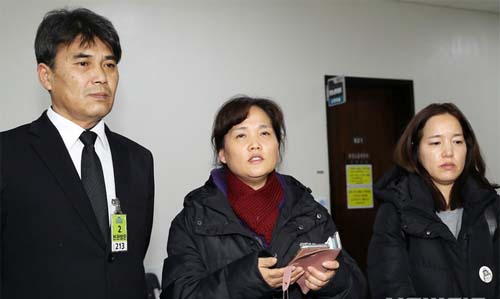 ▲ 산안법 전면 개정안이 국회에서 지금 시각에도 공전만 계속됨에 따라 고 김용균씨 어머니(가운데)를 비롯한 유족과 시민대책위가 26일 서울 여의도 국회 환경노동위원회 전체회의장 앞 복도에서 산안법 국회 처리 과정에 대한 긴급 입장을 발표하고 있다. <사진제공=뉴시스>