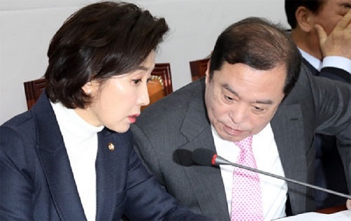 ▲ 26일 오전 서울 영등포구 여의도 국회에서 열린 자유한국당 비상대책위원회-중진의원 연석회의에서 김병준 비대위원장이 나경원 원내대표와 이야기를 나누고 있다. <사진제공=뉴시스>