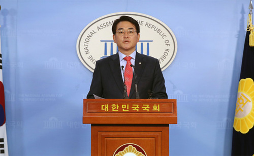 ▲ 국회 교육위원회 소속 더불어민주당 박용진 의원이 28일 오전 서울 여의도 국회 본청 정론관에서 '유치원 3법' 패스트트랙 처리 관련 기자회견을 하고 있다. <사진제공=뉴시스>