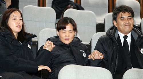 ▲ 27일 오후 서울 영등포구 여의도 국회에서 열린 제365회국회(임시회) 제1차 본회의에서 고 김용균의 어머니와 가족들이 산업안전보건법 전부 개정 법률안이 가결되자 기뻐하고 있다. <사진제공=뉴시스>