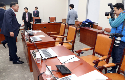 ▲ 이찬열 위원장이 27일 서울 여의도 국회에서 열린 교육위원회 전체회의 '유치원 3법' 패스트트랙(신속처리안건)상정의 건이 통과된뒤 의사봉을 두드리고 있다. <사진제공=뉴시스>