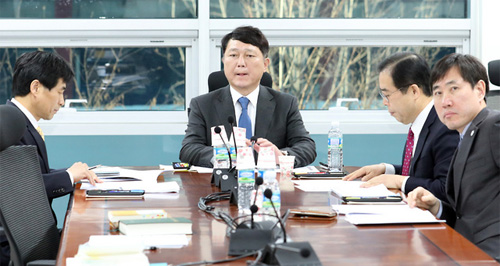 ▲ 26일 서울 여의도 국회 의원회관 특별위원회 소회의실에서 열린 '채용 비리 의혹 진상규명을 위한 특별위원회' 위원장과 간사들 모임에 참석한 왼쪽부터 민주당 김민기 간사, 최재성 위원장, 한국당 박성중 간사, 미래당 하태경 간사가 의견을 나누고 있다. <사진제공=뉴시스>