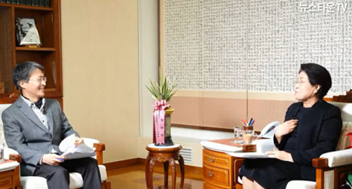 ▲ 왼쪽부터 조우석 평론가와 전두환의 아내 이순자 씨. <이미지출처=뉴스타운TV 인터뷰 영상 캡쳐>