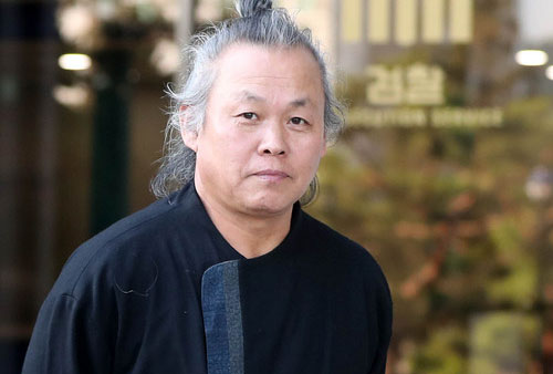 ▲ 성폭력 혐의를 벗은 후 고소했던 여배우 등을 처벌해 달라고 고소장을 냈던 김기덕 영화감독이 지난해 6월12일 오후 서울 서초구 서울중앙지방검찰청에서 고소인 신분으로 조사를 받은후 검찰을 나서고 있는 모습. <사진제공=뉴시스>