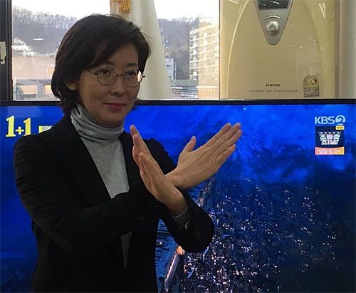 ▲ 자유한국당이 'KBS 수신료 거부 챌린지' SNS 운동에 나섰다. 나경원 원내대표는 5일 페이스북에 ‘KBS 수신료를 거부합니다’라는 글과 함께 사진을 게시했다. <사진=나경원 원내대표 페이스북>