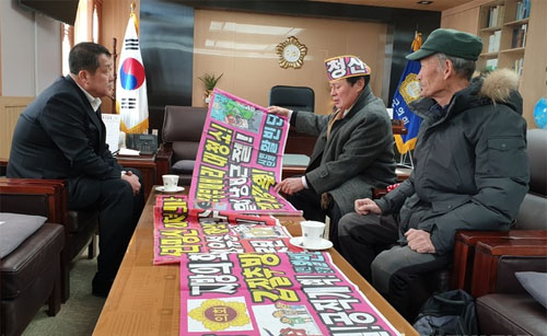 ▲ 보수성향 시민단체 활빈당의 홍정식(가운데) 대표와 회원이 7일 해외연수 중 가이드를 폭행해 물의를 빚고 있는 예천군의회를 방문, 이형식(왼쪽) 의장에게 해당 의원의 사퇴를 요구하고 있다. <사진제공=뉴시스>