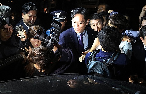 ▲ 삼성전자 이재용 부회장이 취재진에 둘러싸여 있는 모습. <사진제공=뉴시스>