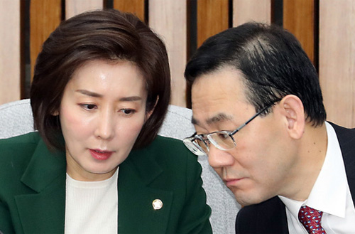 ▲ 11일 서울 여의도 국회에서 열린 자유한국당 원내대책위-문재인 정권의 사법장악 저지 및 사법부 독립수호 특별위원회 연석회의에서 나경원 원내대표가 주호영 위원장과 귀엣말을 나누고 있다. <사진제공=뉴시스>