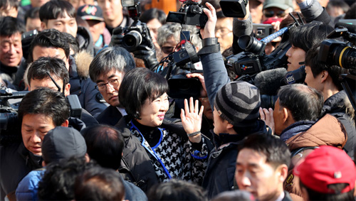 ▲ 전남 목포 근대역사문화공간 내 부동산 투기 의혹을 받는 무소속 손혜원 의원이 23일 오후 목포시 대의동 박물관 건립 예정지에서 의혹 해명 기자 간담회를 열기 위해 이동하고 있다. <사진제공=뉴시스>