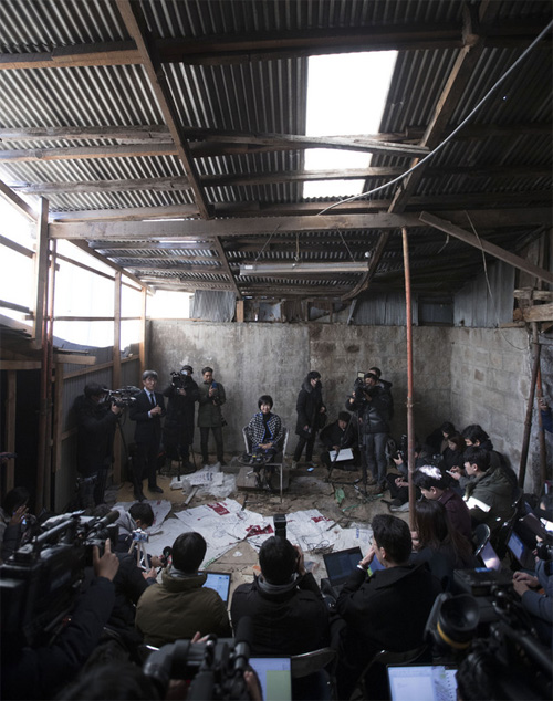 ▲ 전남 목포 근대역사문화공간 내 부동산 투기 의혹을 받는 무소속 손혜원 의원이 23일 오후 목포시 대의동 박물관 건립 예정지에서 의혹 해명 기자 간담회를 열고 있다. <사진제공=뉴시스>