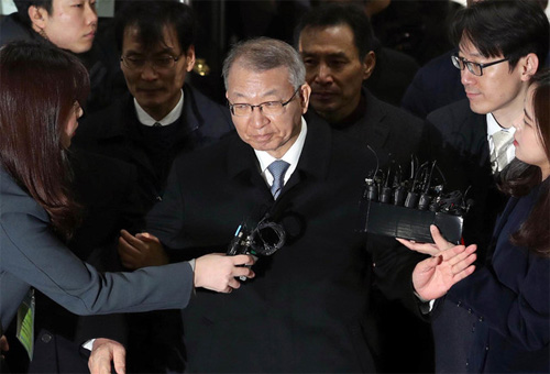 ▲ 사법행정권 남용 의혹으로 구속영장이 청구된 양승태 전 대법원장이 23일 오전 서울 서초구 서울중앙지방법원에 영장실질심사를 받기 위해 출석하며 취재진의 질문에 손을 뿌리치고 있다. <사진제공=뉴시스>