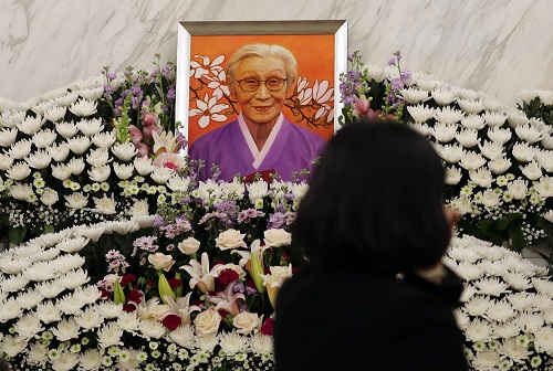 ▲ 29일 오전 서울 서대문구 세브란스 병원 장례식장 특실에 마련된 일본군 성노예 피해자 고 김복동 할머니의 빈소에서 정의기억연대 윤미향 이사장이 영정을 바라보며 눈물을 훔치고 있다. <사진제공=뉴시스>